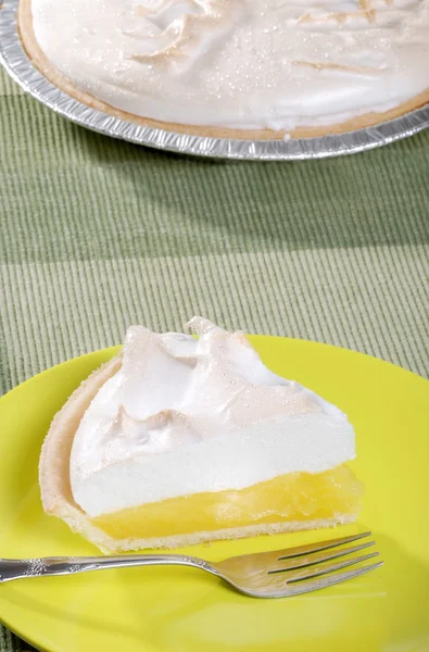 Torta de merengue de limão com garfo — Fotografia de Stock