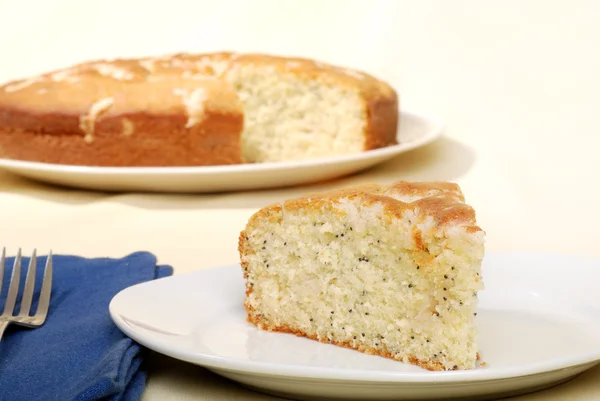 Citroen-papaver zaad cake met servet en vork — Stockfoto