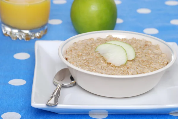 Oatmeal with apple slices — Stock Photo, Image