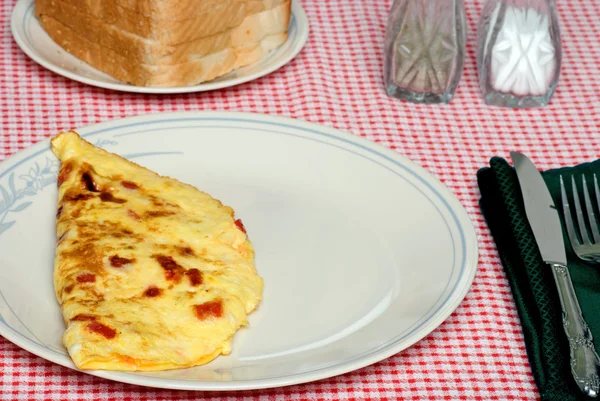 Omelet with toast — Stock Photo, Image