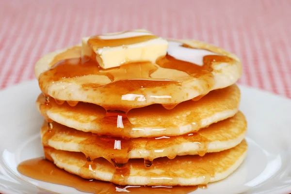 Pfannkuchen mit Sirup und Butter — Stockfoto