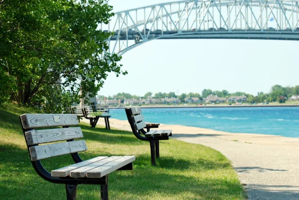 Park bench Sarnia ontario puente de agua azul — Foto de Stock