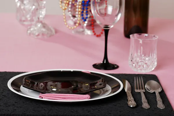 Pink and black table setting — Stock Photo, Image