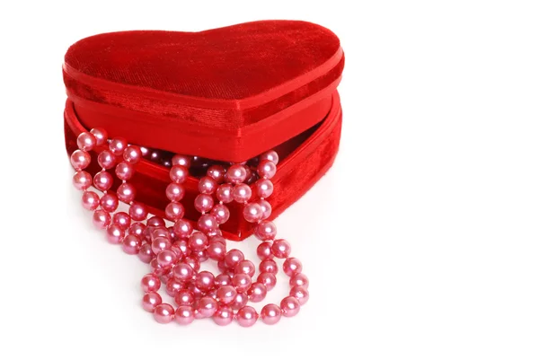 Rosa pärlor i ett rött hjärta låda — Stockfoto