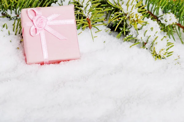 粉红色的圣诞礼物在雪中 — Φωτογραφία Αρχείου
