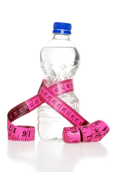 Roze rolmaat en water fles — Stockfoto