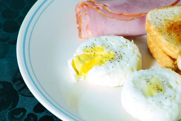 Gepocheerde eieren met ham en toast — Stockfoto