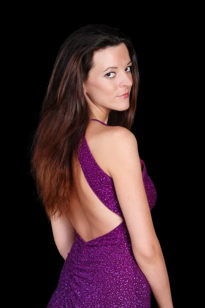 Verleidelijke brunette dragen een paarse jurk — Stockfoto