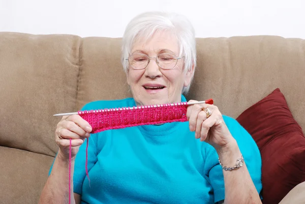 Seniorin mit ihrem Stricken zufrieden — Stockfoto
