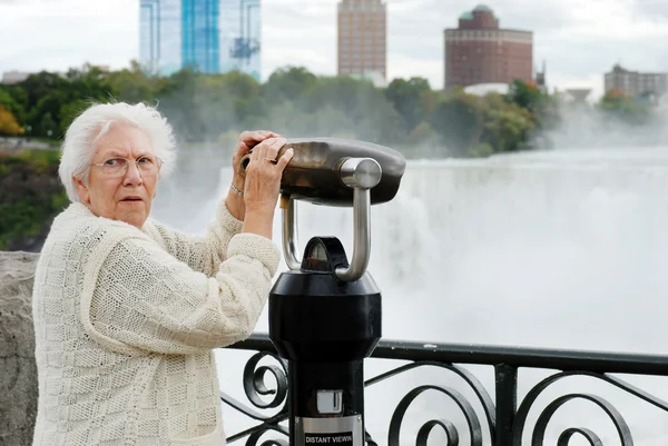 Senior förvånad över Niagarafallen kikare — Stockfoto