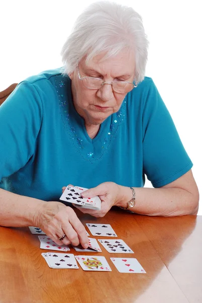 Senior femme jouer aux cartes — Photo