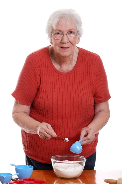 Idősebb nő, mérési sütés közben — Stock Fotó
