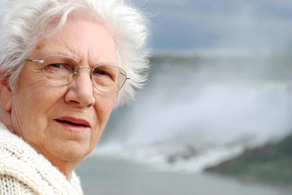 Retrato de mulher sênior em Niagara cai — Fotografia de Stock