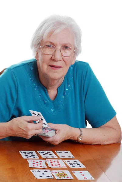 Starszy kobieta gra Pasjans — Zdjęcie stockowe