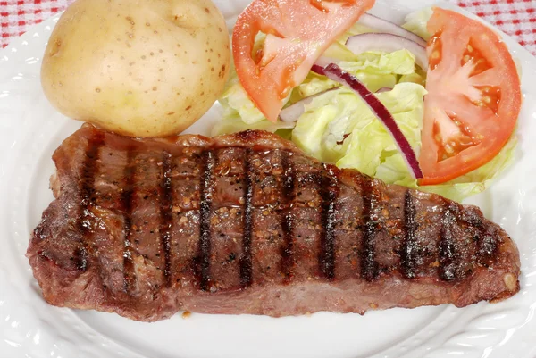 Bovenaanzicht barbecue strip loin biefstuk — Stockfoto