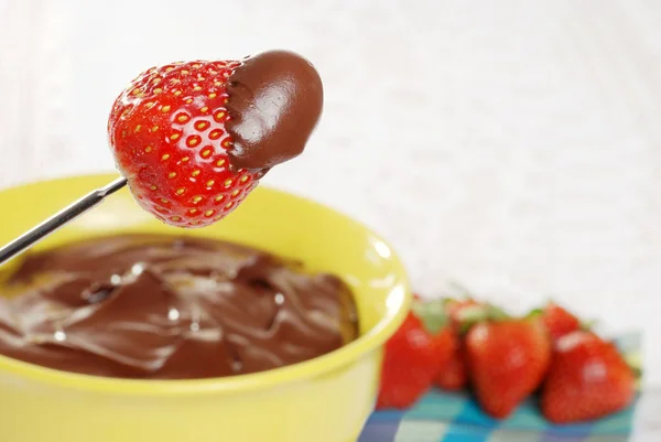 Erdbeere mit Schokoladenfondue — Stockfoto