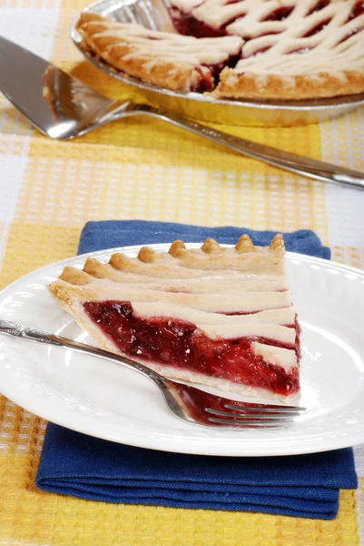 Stuk van aardbei taart met een vork — Stockfoto