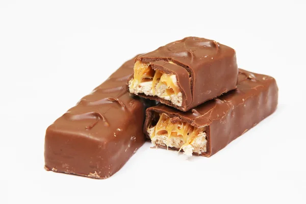Deliciosas barras de chocolate en una espalda blanca —  Fotos de Stock