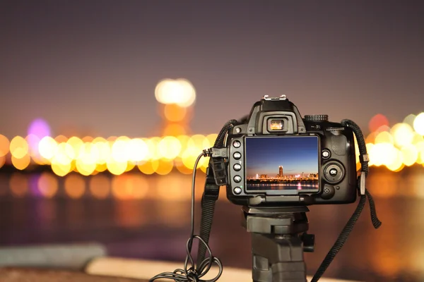 Fotocamere digitali e la notte della città — Foto Stock