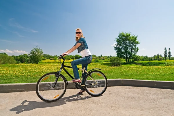 Жінка з велосипеда — стокове фото