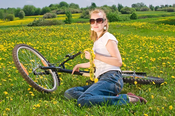Mulher com bicicleta — Fotografia de Stock