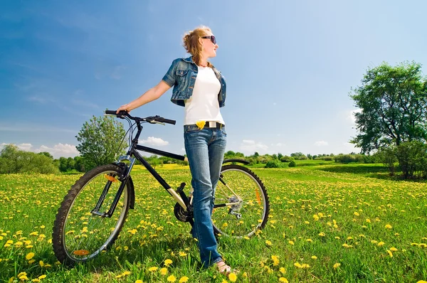 Bisiklet ile kadın — Stok fotoğraf