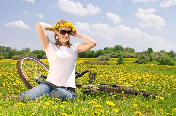 Жінка з велосипеда — стокове фото