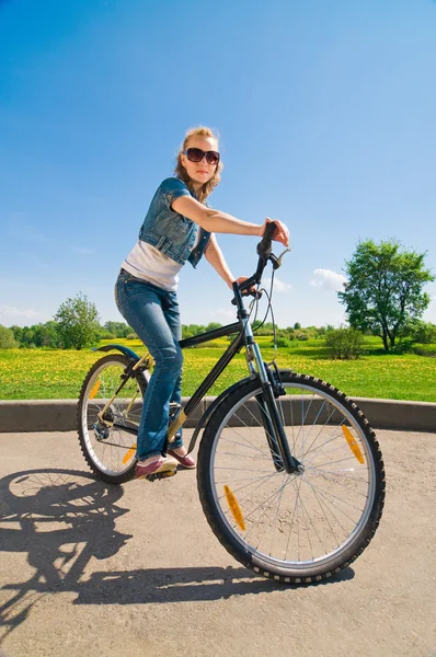 自転車を持つ女性 — ストック写真