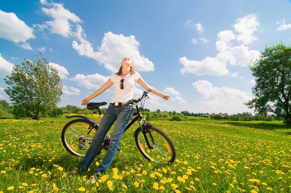 Съемка молодой женщины с велосипедом — стоковое фото
