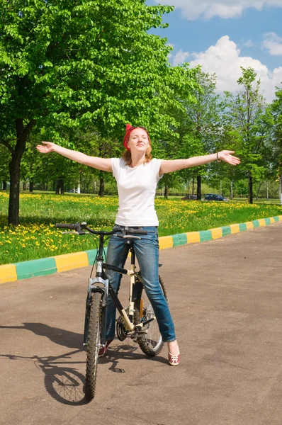 自行车的年轻女人的拍摄 — 图库照片