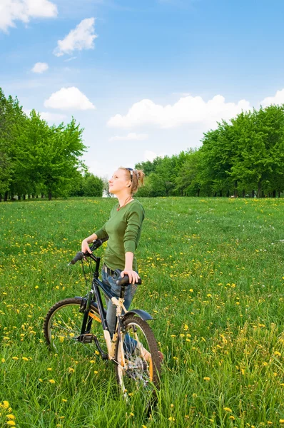 Vrouw met fiets — Stockfoto