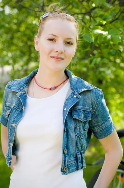 Outdoor portrait of young woman — Stock Photo, Image