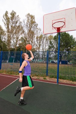 sokak basketbol mahkeme parkında oynayan gençler