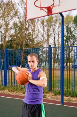 sokak basketbol mahkeme parkında oynayan gençler