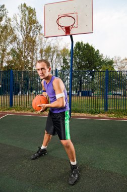 sokak basketbol mahkeme parkında oynayan gençler