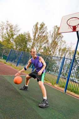 sokak basketbol mahkeme parkında oynayan gençler