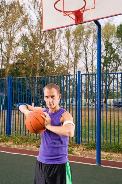 Mladí muži hrát pouliční basketbal na soud hřiště — Stock fotografie