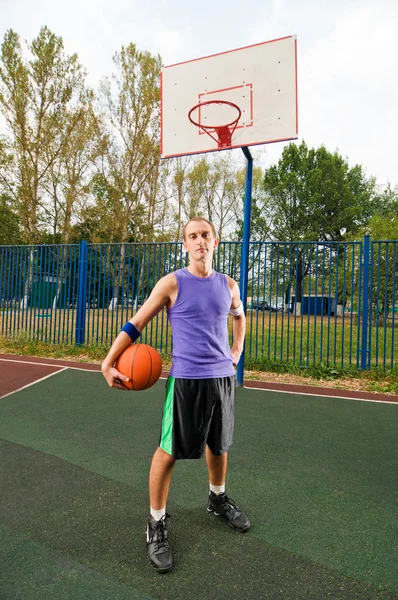 ストリート バスケット ボール裁判所の遊び場で遊んでの若い男性 — ストック写真