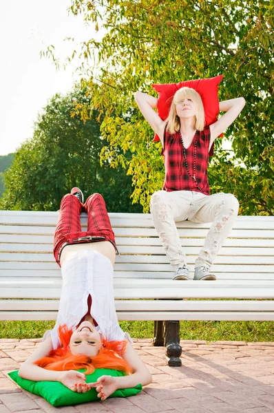 Две девочки-подростки веселятся в летнем парке — стоковое фото