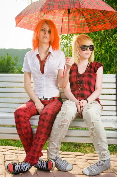 Két tizenéves lány szórakozni a nyári park — Stock Fotó