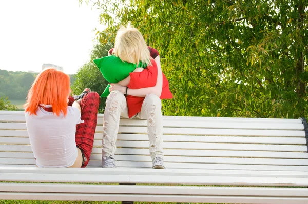 Dos adolescentes se divierten en el parque de verano — Foto de Stock