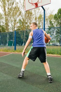 sokak basketbol mahkeme parkında oynayan gençler