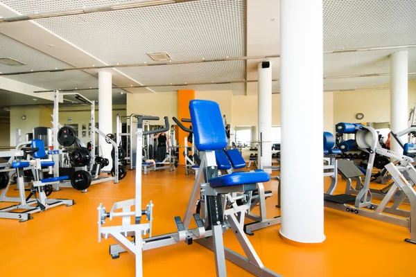 Innenraum eines Fitnessstudios mit einigen Trainingsgeräten — Stockfoto