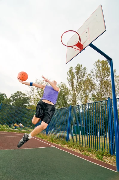 ストリート バスケット ボール裁判所の遊び場で遊んでの若い男性 — ストック写真