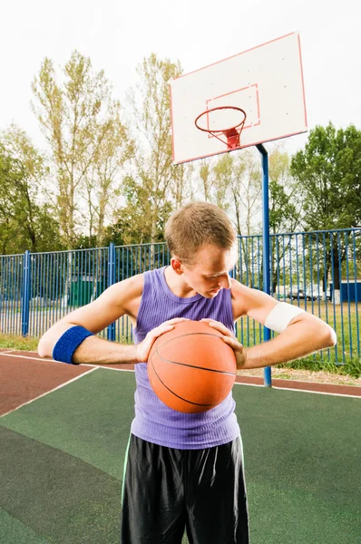 Jovens jogando basquete de rua no parque infantil da corte — Fotografia de Stock