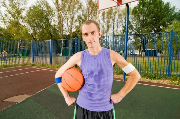 Anak muda bermain basket di lapangan bermain. — Stok Foto