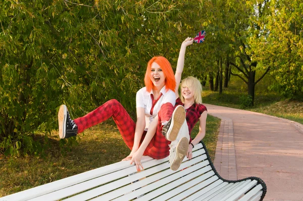 Zwei Mädchen im Teenageralter haben Spaß im Sommerpark — Stockfoto