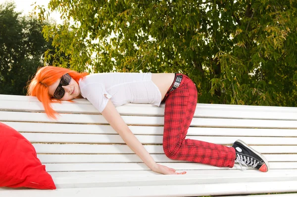 Ragazza adolescente rilassante al parco estivo — Foto Stock