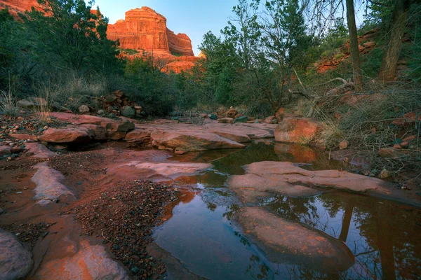 Creek och röda stenar — Stockfoto