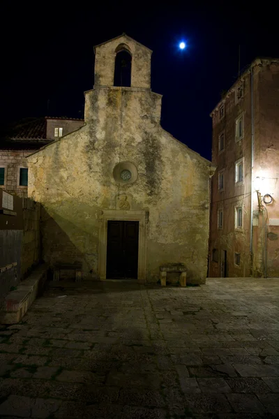 Луна над старой церковью — стоковое фото